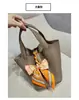 2025 Nueva Bolsa Cesta de Verduras Primera Capa Patrón de Lichi Piel de Vaca Tendencia de Moda Gran Capacidad Estilo Casual Bolso Cubo Portátil