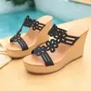 Sandalias de cuña huecas con pedrería de estilo nuevo para verano 2026 Zapatos de tacón alto para mujer Plataforma impermeable de suela gruesa Sandalias de boca de pez de talla grande para mujer