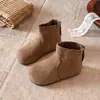Botas curtas retrô de camurça para crianças, novo estilo outono e inverno, botas de couro macio antiderrapantes para meninas, botas Martin de sola plana para meninas de 3 a 6 anos
