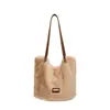 Bolso tote de peluche de gran capacidad para mujer, nueva colección otoño/invierno 2026, bolso de hombro esponjoso, adecuado para la escuela y el trabajo