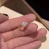 Anillo de cristal negro con estilo geométrico frío, diseño de nicho, personalidad de moda, sensación avanzada, anillo abierto, moda femenina popular en Internet.
