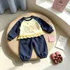 Nuevo conjunto de estilo dulce para niñas: un conjunto de dos piezas que presenta una sudadera de cuello redondo, con bloques de color y volantes, y pantalones largos de manga larga hasta el tobillo