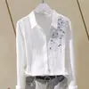 Camisa Feminina de Manga Longa Azul com Bordado Floral Azul, Gola Dobrável, Corte Solto Emagrecedor, Estilo Artístico Europeu e Americano, Lado Único, Vendida na Amazon