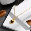 Nuevo Collar Ins de Estilo Europeo y Americano de Acero de Titanio con Retención de Color en Forma de Corazón para Mujer, Moda, Nácar Blanco y Negro, Colgante de Amor de Doble Cara