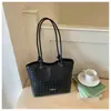 Bolso tote de mimbre tejido a mano retro de nicho para mujer, nuevo y moderno 2026 de gran capacidad para el trabajo y los desplazamientos, bolso de hombro de moda