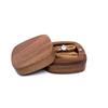 Caja de Madera Maciza de Nogal Negro Grabado de Nombres Europeo y Americano Anillo Collar Aretes Caja Pequeña Magnética para Transportar