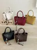 Elegante, minimalista y chic bolso pequeño casual de hombro, nueva colección principios de otoño 2026, bolso de mano de moda de color liso estilo coreano