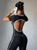 Novo macacão atlético feminino sem costura, cor sólida, com detalhes em branco, manga curta, decote vazado, costas abertas, cintura alta, controle de barriga, formato de pêssego, levantamento de quadril