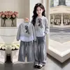 Nueva colección de primavera y otoño: Sudadera de manga larga con patchwork a rayas y un elegante diseño de inspiración coreana, combinada con pantalones vaqueros retro - un conjunto de dos piezas para niñas