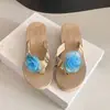Sandalias de cuña estilo hada casual para vacaciones en la playa 2025 Verano Nueva Moda Flor de paja Chanclas de suela gruesa para mujer