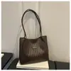 Bolso vintage de gran capacidad para mujer, versátil para otoño e invierno, nuevo bolso de hombro casual texturizado 2026 para el trabajo y los desplazamientos, bolso tote
