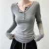 Camiseta feminina moderna de manga comprida com colarinho semiaberto e botões, corte justo, adequada para primavera, outono e inverno, simples e estilosa
