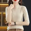 Nova blusa leve, camisa base feminina versátil de manga média, top de malha elegante com gola alta discreta, de caimento justo para primavera e outono