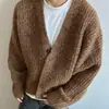 Nueva colección otoño/invierno 2025: Suéter tejido casual retro americano, de corte relajado y cuello en V, prenda exterior de color liso para hombre