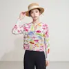 Camiseta Feminina de Manga Longa Plissada com Textura Miyake, Estampa Completa de Frutas, Vegetais e Flores em Aquarela, Gola Redonda, Corte Solto Plissado, Camada Base para Início do Outono