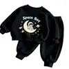 Conjunto de otoño temprano para niños 2026 nuevo estilo de comercio exterior sudadera de cuello redondo y pantalones de chándal jogger, conjunto deportivo de dos piezas elegante y genial estilo callejero