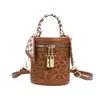 Bolso tipo cubo con diseño de moda y textura casual, nuevo estilo Otoño e Invierno 2025, bolso de hombro cruzado de moda para mujer