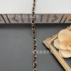 Estilo Xiao Xiang Cadena de Aluminio Tejida a Mano Usando Cuerda de Piel PU Negra y Blanca Costura a Mano Moda Bolsa Decorativa de Código de Barras Pantalones Calcetines