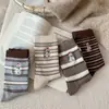 Calcetines Bordados de Oso Polar Imitación Cachemir para Mujer, Rayas en Contraste, Estilo Retro Japonés de Media Pantorrilla, Calcetines de Caña Alta Cálidos y Versátiles para Mujer