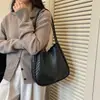 Bolso de mano tipo cesta para verduras con patrón tejido, bolso de hombro de mujer moderno de gran capacidad, nuevo modelo 2026, bolso tipo cubo retro simple