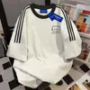 Camiseta Básica de Manga Curta Gato Americano Fofo Campus 2025 para Mulheres Verão Três Listras Algodão Puro Criativa Versátil