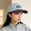 Boné de Beisebol Casual com Bordado de Letras Color-Blocking Estilo Coreano Ins para Mulheres, Boné Versátil de Teto Macio com Bico de Pato para Primavera e Verão para Homens Modernos