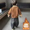 Jaqueta com Capuz Estilo Coreano para Meninos 2026 Outono/Inverno Nova Jaqueta Estilo Coreano Acolchoada Quente com Gola de Pele Jaqueta de Couro Cor Café