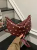 Bolsos transfronterizos estilo retro europeo y americano para motocicleta con tachuelas bolsa tipo dumpling 2026 nueva moda bolsa de trabajo bandolera para mujer