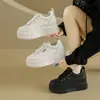 2026 Sapatos Brancos Femininos Outono Novo Estilo Versão Coreana Solado Grosso Estudante Ins Casual Esportivo Versátil Tênis de Skate Estilo de Rua ZG009