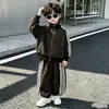 Conjunto infantil estampado de leopardo, nova coleção outono 2026, roupa casual de outono estilosa e moderna, conjunto esportivo de duas peças
