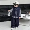 1472 Roupa de Três Peças Infantil para Meninos Roupa de Primavera 2026 Novo Conjunto de Três Peças com Colete Jeans Estilo Coreano para Bebês Primavera e Outono