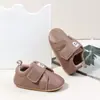 Sapatos de Bebê e Criança Pequena Cobertos de Couro para Primavera e Outono, Novo Estilo de 0 a 2 Anos de Idade Bebê Masculino e Feminino Sola de Borracha Macia Antiderrapante Sapatos Casuais para Criança Pequena
