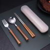 Mango imitación madera grano acero inoxidable cubiertos portátiles juego de tres piezas palillos cuchara tenedor juego lonchera para estudiantes estilo coreano regalo
