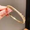 Pulseira de Fivela Cruzada com Zircônia Banhada a Ouro Real 18K Luxo Acessível Pulseira de Alta Qualidade Moda Simples Europeia e Americana Joia de Mão para Mulheres