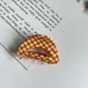 Grampo de cabelo de material PVC Tabuleiro de xadrez preto e branco europeu e americano Prendedor de cabelo triangular Presilha de cabelo High sense Xadrez parte de trás da cabeça cabelo