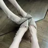 Nuevos Zapatos de Tacón Alto para Primavera/Verano 2024, Color Nude, Punta Fina, Tachonados, Tacón Delgado, Estilo V, Remaches, Corte Lateral, Sandalias de Punta Cerrada para Mujer