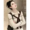 Suéter de punto slim fit con cuello polo, bloques de color blanco roto, estilo universitario para mujer, nueva colección 2026