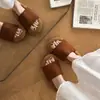 Pantufas fofas de outono e inverno com um design único, apresentando uma única tira, um material quente e macio, e uma paleta de cores moderna, perfeitas para usar em casa