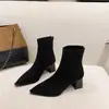 Botas Curtas de Salto Grosso Emagrecedoras Outono/Inverno Novo Estilo Tamanho Grande Bico Fino Botas Curtas Sexy Salto Grosso Zíper nas Costas Botas Femininas de Salto Alto