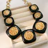 Collar Cuadrado con Flor de Esmalte Negro Transfronterizo Europeo y Americano, Cadena para Clavícula Exagerada de Lujo Ligero de Nicho, Joyería de Gama Alta al por Mayor
