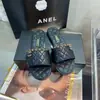 Estilo pequeño y fragante familia C 2025 verano nuevo sandalias de playa al aire libre para mujer chanclas planas de cuero con cadena y diamantes