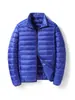 Jaqueta Leve de Penas com Gola Alta para Inverno Masculina, Novo Estilo Coreano Tendência Casual Esportiva Curta Quente Branca com Penas de Pato