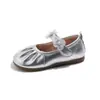 Sapatos de Princesa para Meninas 2025 Novos Sapatos Pequenos de Couro para Crianças Sola Macia Pequeno Cheiro Sapatos Individuais Sapatos para Bebê Menina Sapatos de Primavera com Decote