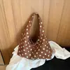 Bolso casual de gran capacidad para mujer, nuevo modelo principios de otoño 2026, bolso de hombro ligero para el día a día, bolso tipo cubo tote de lunares