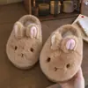 Chinelos Infantis de Algodão Coelhinho Fofo para Pais e Filhos 2026 Novo Estilo Inverno Interno Casa Solado Macio Antiderrapante Quente Bico Fechado