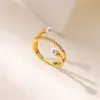 Moda Europeia e Americana Estilo Ins Anel de Aço Titânio Lua Borboleta Banhado a Ouro 18K Pérola Incrustada Geométrico Joia de Mão Feminina Atacado