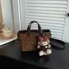 Colección de otoño transfronteriza nueva: bolso de hombro retro de gamuza para mujer, un bolso cruzado o de mano elegante y discreto para el día a día