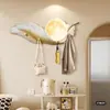 Perchero Moderno de Lujo Ligero con Plumas y Tablero Perforado para Entrada, Colgador de Pared para TV en Sala de Estar, Almacenamiento de Llaves Detrás de la Puerta de Entrada