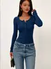 2026 E-commerce Transfronterizo Otoño/Invierno Nuevo Estilo Chica Picante Camiseta de Manga Larga Cuello en U Diseño de Media Botonadura Ajustada Top Favorecedor