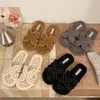 Chinelos Femininos Retro de Bolinhas Novidades Outono/Inverno 2026 Acolchoados de Pelúcia Bico Fechado para Relaxamento em Casa Chinelos Confortáveis e Preguiçosos para Mulheres